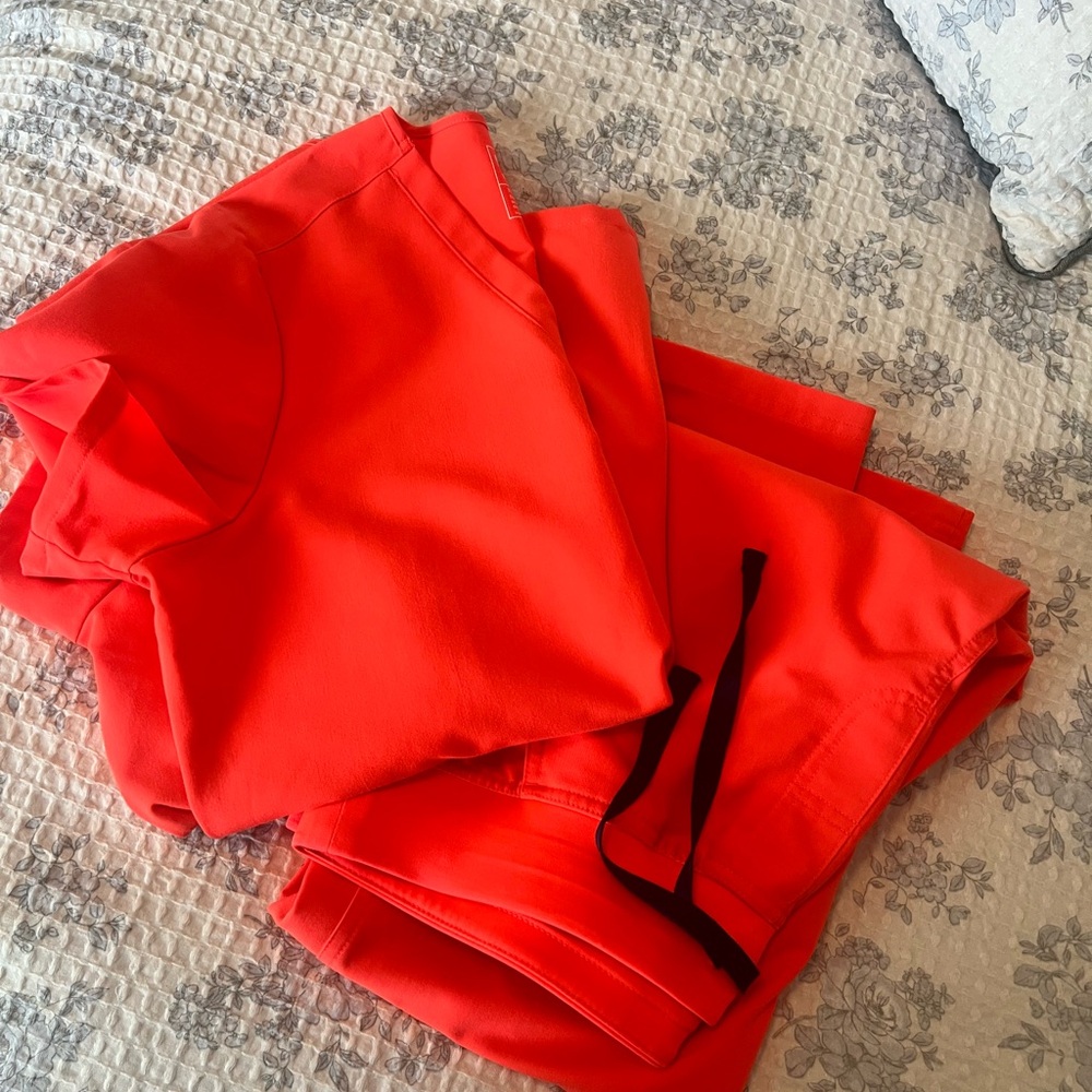 Figs women’s scrubs. Size petite large. Gently used without damage